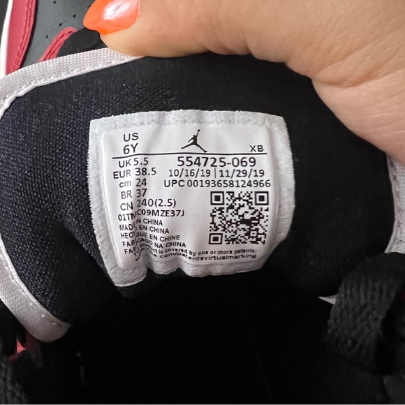 JORDAN 1 MID CHICAGO BLACK TOE GS | Size 6Y - Picture 9 of 11